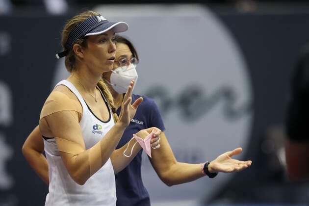 Danielle Collins is treated by physiotherapist, treatment, injured, injury Tennis Ladies Linz 2021 WTA Tips Arena Linz Oberoesterreich Oesterreich 11 November 2021 Copyright: xJuergenxHasenkopfx
