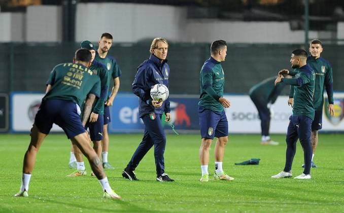 Fußball, WM Quali, Nationalteam Italien, Training IPP20211111 Football - soccer: Italy Training Session, l allenatore Roberto Mancini segue il riscaldamento. (Verwendung nur in Deutschland - GERMANY ONLY) *** IPP20211111 Football soccer Italy Training Session, l allenatore Roberto Mancini segue il riscaldamento Use only in Germany GERMANY ONLY 