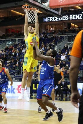 DEU, EUROLEAGUE , ALBA vs ANADOLU EFES ISTANBUL, 11 11 2021, Mercedes Benz Arena, Berlin, DEU, EUROLEAGUE , ALBA vs ANADOLU EFES ISTANBUL, in picture dunking of Luke Sikma ALBA Berlin 43 , Bryant Dunston Anadolu Efes Istanbul 42 nordphotoxGmbHx xEngler nph00076