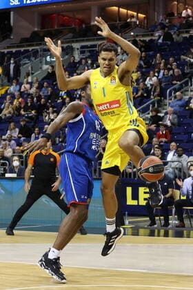 DEU, EUROLEAGUE , ALBA vs ANADOLU EFES ISTANBUL, 11 11 2021, Mercedes Benz Arena, Berlin, DEU, EUROLEAGUE , ALBA vs ANADOLU EFES ISTANBUL, in picture Oscar da Silva ALBA Berlin 1 , Bryant Dunston Anadolu Efes Istanbul 42 nordphotoxGmbHx xEngler nph00076