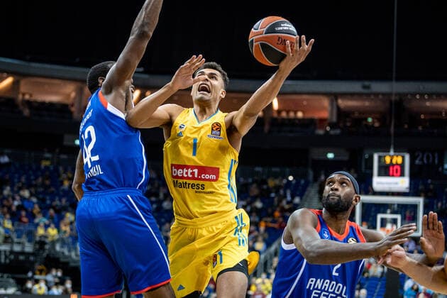 Basketball Berlin 11 11 2021 Season 2021 2022 EuroLeague Regular Season Alba Berlin Anadolu Efes Istanbul Oscar Da Silva Alba Berlin, No 01 Bryant Dunston Efes, No 42
