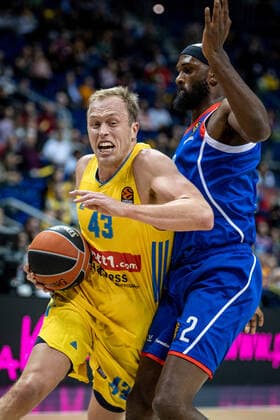 Basketball Berlin 11 11 2021 Season 2021 2022 EuroLeague Regular Season Alba Berlin Anadolu Efes Istanbul Luke Sikma Alba Berlin, No 43 Chris Singleton Efes, No 02