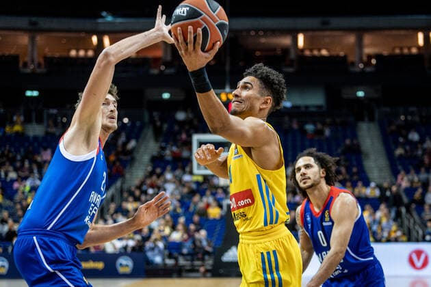 Basketball Berlin 11 11 2021 Season 2021 2022 EuroLeague Regular Season Alba Berlin Anadolu Efes Istanbul Maodo Lo Alba Berlin, No 00 Tibor Pleiß Efes, No 21 Pleiss