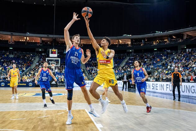 Basketball Berlin 11 11 2021 Season 2021 2022 EuroLeague Regular Season Alba Berlin Anadolu Efes Istanbul Maodo Lo Alba Berlin, No 00 Tibor Pleiß Efes, No 21 Pleiss