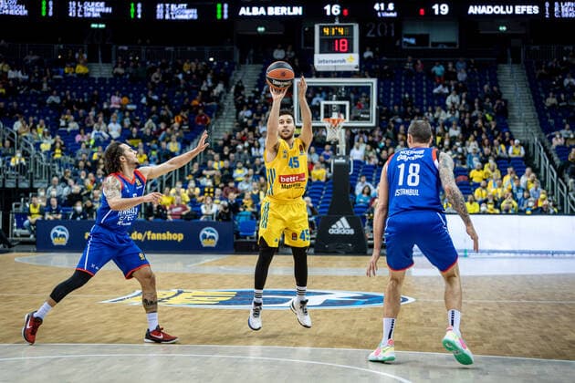 Basketball Berlin 11 11 2021 Season 2021 2022 EuroLeague Regular Season Alba Berlin Anadolu Efes Istanbul Tamir Blatt Alba Berlin, No 45 Shane Larkin Efes, No 00 Adrien Moerman Efes, No 18