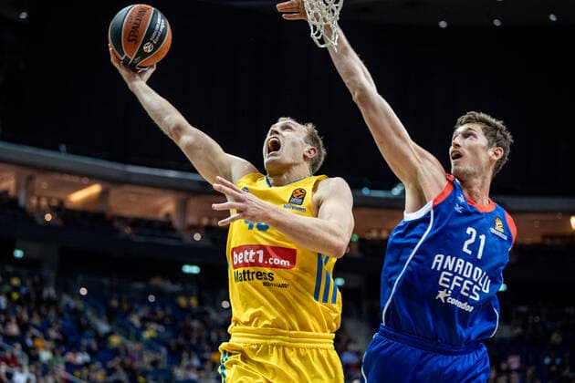 Basketball Berlin 11 11 2021 Season 2021 2022 EuroLeague Regular Season Alba Berlin Anadolu Efes Istanbul Luke Sikma Alba Berlin, No 43 Tibor Pleiß Efes, No 21 Pleiss