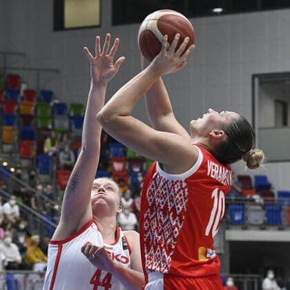 Basketball, Damen EM Quali, Tschechien - Belarus Julia Reisingerova of Czech Republic, left, and Anastasiya Verameyenka of Belarus in action during the women’s basketball group I qualification game for 2023 European Championship, EM, Europameisterschaft Czech Republic vs Belarus in Prague, Czech Republic, November 11, 2021. (CTKxPhoto MichalxKrumphanzl) CTKPhotoP2021111110045 