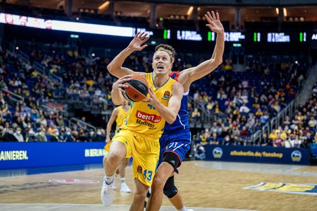 Basketball Berlin 11 11 2021 Season 2021 2022 EuroLeague Regular Season Alba Berlin Anadolu Efes Istanbul Luke Sikma Alba Berlin, No 43 Tibor Pleiß Efes, No 21 Pleiss