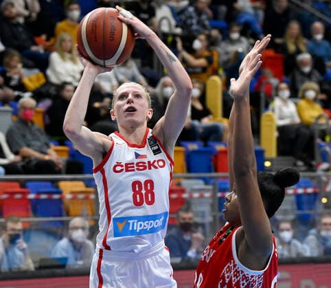Basketball, Damen EM Quali, Tschechien - Belarus Petra Zaplatova of Czech Republic, left, and Alexandria Bentley of Belarus in action during the women’s basketball group I qualification game for 2023 European Championship, EM, Europameisterschaft Czech Republic vs Belarus in Prague, Czech Republic, November 11, 2021. (CTKxPhoto MichalxKrumphanzl) CTKPhotoP2021111110647  kru 2