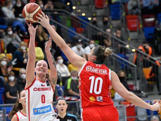 Basketball, Damen EM Quali, Tschechien - Belarus Renata Brezinova of Czech Republic, left, and Anastasiya Verameyenka of Belarus in action during the women’s basketball group I qualification game for 2023 European Championship, EM, Europameisterschaft Czech Republic vs Belarus in Prague, Czech Republic, November 11, 2021. (CTKxPhoto MichalxKrumphanzl) CTKPhotoP2021111110659  kru 3