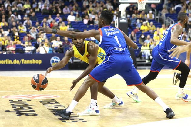 DEU, EUROLEAGUE , ALBA vs ANADOLU EFES ISTANBUL, 11 11 2021, Mercedes Benz Arena, Berlin, DEU, EUROLEAGUE , ALBA vs ANADOLU EFES ISTANBUL, in picture Jaleen Smith ALBA Berlin 3 , Rodrigue Beaubois Anadolu Efes Istanbul 1 nordphotoxGmbHx xEngler nph00076