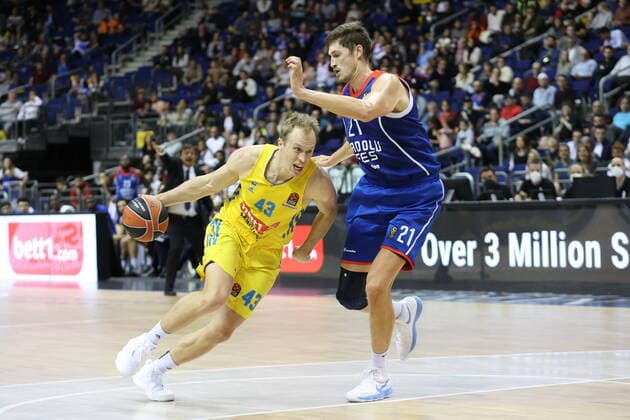 DEU, EUROLEAGUE , ALBA vs ANADOLU EFES ISTANBUL, 11 11 2021, Mercedes Benz Arena, Berlin, DEU, EUROLEAGUE , ALBA vs ANADOLU EFES ISTANBUL, in picture Luke Sikma ALBA Berlin 43 , Tibor Pleiss Anadolu Efes Istanbul 21 nordphotoxGmbHx xEngler nph00076