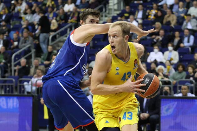 DEU, EUROLEAGUE , ALBA vs ANADOLU EFES ISTANBUL, 11 11 2021, Mercedes Benz Arena, Berlin, DEU, EUROLEAGUE , ALBA vs ANADOLU EFES ISTANBUL, in picture Luke Sikma ALBA Berlin 43 , Tibor Pleiss Anadolu Efes Istanbul 21 nordphotoxGmbHx xEngler nph00076