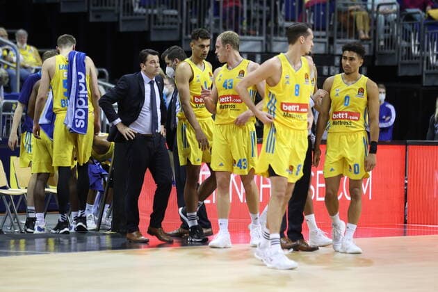 DEU, EUROLEAGUE , ALBA vs ANADOLU EFES ISTANBUL, 11 11 2021, Mercedes Benz Arena, Berlin, DEU, EUROLEAGUE , ALBA vs ANADOLU EFES ISTANBUL, in picture head coach Israel Gonz‡lez ALBA Berlin , ALBA players circle. nordphotoxGmbHx xEngler nph00076