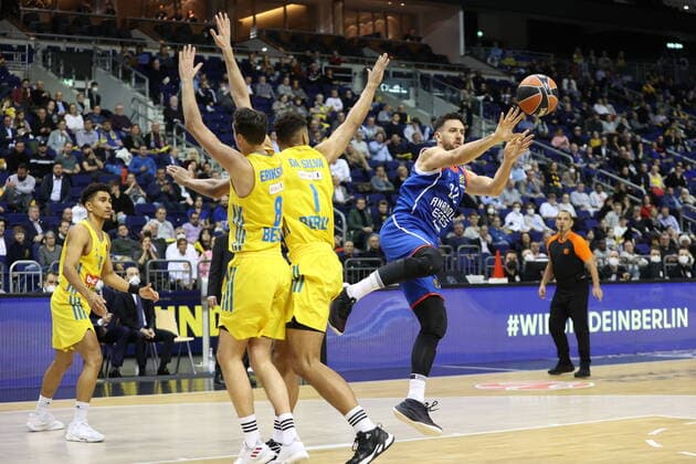 DEU, EUROLEAGUE , ALBA vs ANADOLU EFES ISTANBUL, 11 11 2021, Mercedes Benz Arena, Berlin, DEU, EUROLEAGUE , ALBA vs ANADOLU EFES ISTANBUL, in picture Marcus Eriksson ALBA Berlin 8 , Oscar da Silva ALBA Berlin 1 , Vasilije Micic Anadolu Efes Istanbul 22 nordphotoxGmbHx xEngler nph00076