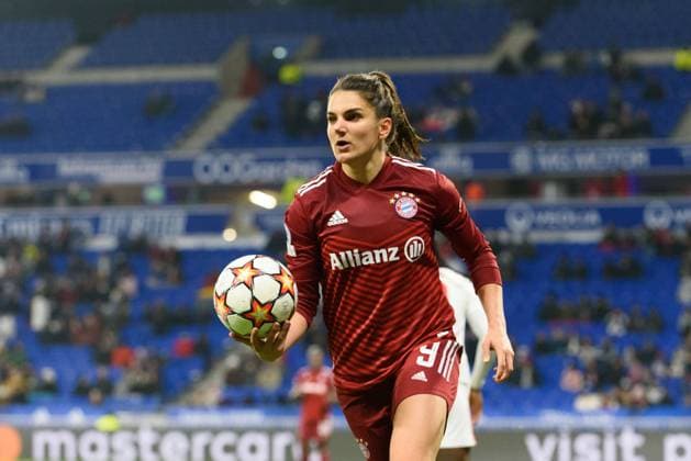 Lyon, France, November 10th 2021 Jovana Damnjanovic (9 FC Bayern Munich) during the UEFA Womens Champions League Group stage round 3 football match between Olympique Lyonnais and FC Bayern Munich at Groupama Stadium in Lyon, France. Sven Beyrich SPP Olympique Lyonnais v FC Bayern Munich - UEFA Womens Champions League - Groupama Stadium 