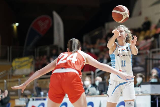Basketball Eurobasket dames 11 11 2021, Basketball Eurobasket dames, Season 2021 2022, Luxembourg, Luxembourg, Coque, Gymnase Coque, Luxembourg, Luxembourg LUX Switzerland, Suisse SUI vl Evita Herminjard Suisse, Switzerland, SUI 24 Mandy Geniets Luxembourg, LUX 11