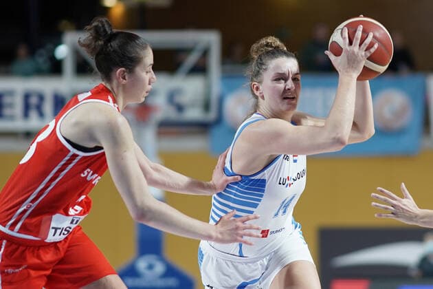 Basketball Eurobasket dames 11 11 2021, Basketball Eurobasket dames, Season 2021 2022, Luxembourg, Luxembourg, Coque, Gymnase Coque, Luxembourg, Luxembourg LUX Switzerland, Suisse SUI vl Nancy Fora Suisse, Switzerland, Switzerland, SUI 25 Lisa Jablonowski Luxembourg, LUX 14 Nadia Constantin Suisse, Switzerland, Switzerland, SUI 4