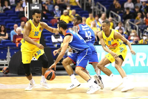 DEU, EUROLEAGUE , ALBA vs ANADOLU EFES ISTANBUL, 11 11 2021, Mercedes Benz Arena, Berlin, DEU, EUROLEAGUE , ALBA vs ANADOLU EFES ISTANBUL, in picture Johannes Thiemann ALBA Berlin 32 , Louis Olinde ALBA Berlin 19 , Krunoslav Simon Anadolu Efes Istanbul 44 , Bryant Dunston Anadolu Efes Istanbul 42 nordphotoxGmbHx xEngler nph00076