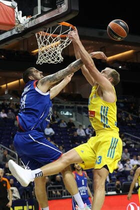 DEU, EUROLEAGUE , ALBA vs ANADOLU EFES ISTANBUL, 11 11 2021, Mercedes Benz Arena, Berlin, DEU, EUROLEAGUE , ALBA vs ANADOLU EFES ISTANBUL, in picture Luke Sikma ALBA Berlin 43 , Adrien Moerman Anadolu Efes Istanbul 18 nordphotoxGmbHx xEngler nph00076
