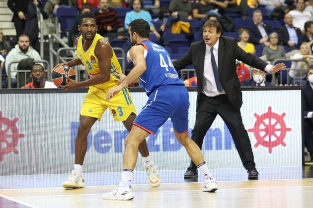 DEU, EUROLEAGUE , ALBA vs ANADOLU EFES ISTANBUL, 11 11 2021, Mercedes Benz Arena, Berlin, DEU, EUROLEAGUE , ALBA vs ANADOLU EFES ISTANBUL, in picture Jaleen Smith ALBA Berlin 3 , Krunoslav Simon Anadolu Efes Istanbul 44 , Head Coach Ergin Ataman Anadolu Efes Istanbul nordphotoxGmbHx xEngler nph00076
