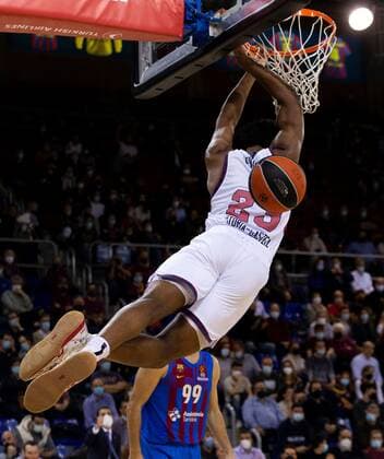 Baskonia s Steven Enoch in action during the Euroleague basketball match between FC Barcelona, Barca and Saski Baskonia held at Palau Blaugrana in Barcelona, Spain, 11 November 2021. FC Barcelona vs Saski Baskonia !ACHTUNG: NUR REDAKTIONELLE NUTZUNG!  Copyright: xEnricxFontcubertax GRAF1141 20211111-230f545b0a66fc18b3943353b20977b62bff9f1a