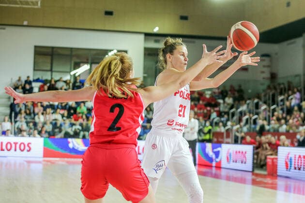 Basketball, Damen EM Quali, Polen - Albanien 11.11.2021 GNIEZNO, KOSZYKOWKA KOBIET (BSKETBALL WOMEN ), KWALIFIKACJE FIVB EUROBASKET 2023 KOBIET (FIVB WOMEN S EUROBASKET 2023 QUALIFIERS ) MECZ POLSKA - ALBANIA NZ (L) FAJA BARAJ , (R) AGNIESZKA SKOBEL FOTO JAKUB PIASECKI CYFRASPORT NEWSPIX.PL --- Newspix.pl  20211111CSJP3004