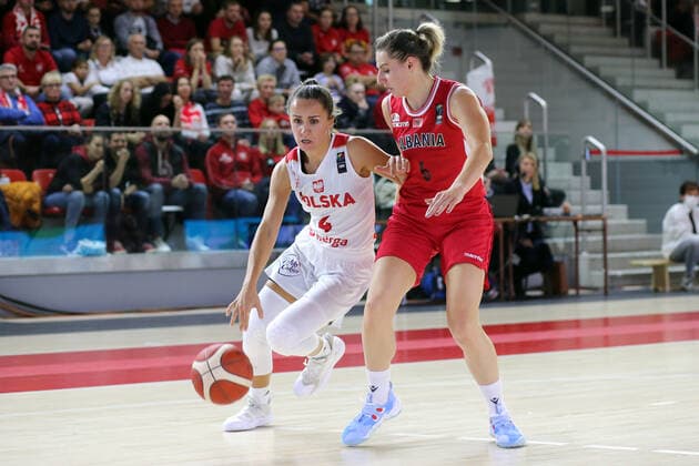 Basketball, Damen EM Quali, Polen - Albanien 11.11.2021 GNIEZNO, KOSZYKOWKA KOBIET (BSKETBALL WOMEN ), KWALIFIKACJE FIVB EUROBASKET 2023 KOBIET (FIVB WOMEN S EUROBASKET 2023 QUALIFIERS ) MECZ POLSKA - ALBANIA NZ (L) ZUZNNA SKLEPOWICZ , (R) OMELA LALAJ FOTO JAKUB PIASECKI CYFRASPORT NEWSPIX.PL --- Newspix.pl  20211111CSJP3022