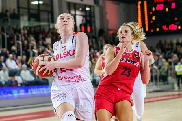 Basketball, Damen EM Quali, Polen - Albanien 11.11.2021 GNIEZNO, KOSZYKOWKA KOBIET (BSKETBALL WOMEN ), KWALIFIKACJE FIVB EUROBASKET 2023 KOBIET (FIVB WOMEN S EUROBASKET 2023 QUALIFIERS ) MECZ POLSKA - ALBANIA NZ (L) ANNA MAKURAT , (R) ENISA QOSJA FOTO JAKUB PIASECKI CYFRASPORT NEWSPIX.PL --- Newspix.pl  20211111CSJP3025