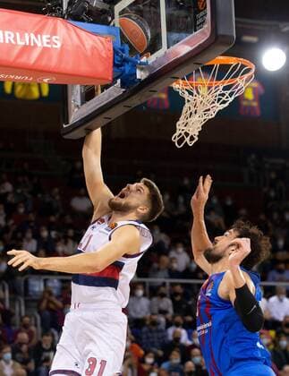 Barcelona s Sertac Sanli (R) in action against Baskonia s Rokas Giedraitis (L) during the Euroleague basketball match between FC Barcelona, Barca and Saski Baskonia held at Palau Blaugrana in Barcelona, Spain, 11 November 2021. FC Barcelona vs Saski Baskonia !ACHTUNG: NUR REDAKTIONELLE NUTZUNG!  Copyright: xEnricxFontcubertax GRAF1144 20211111-9676c97e14210a30f195235809a19c6c07775f24