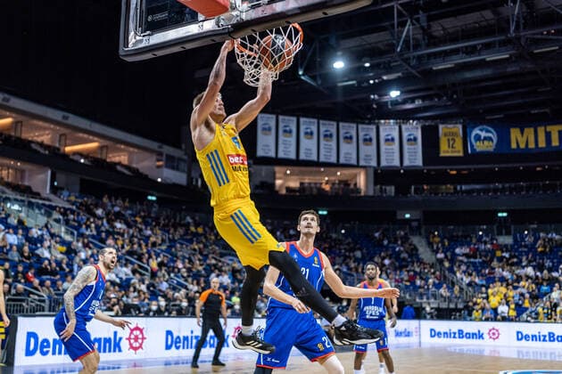 Basketball Berlin 11 11 2021 Season 2021 2022 EuroLeague Regular Season Alba Berlin Anadolu Efes Istanbul Oscar Da Silva Alba Berlin, No 01 Tibor Pleiß Efes, No 21 Pleiss