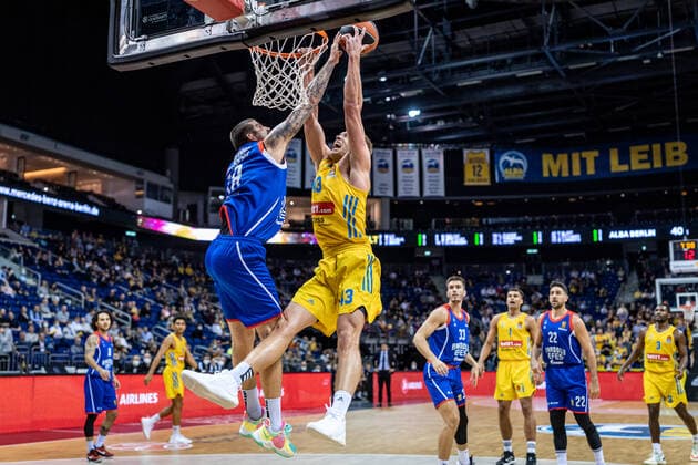 Basketball Berlin 11 11 2021 Season 2021 2022 EuroLeague Regular Season Alba Berlin Anadolu Efes Istanbul Luke Sikma Alba Berlin, No 43 Adrien Moerman Efes, No 18 Block