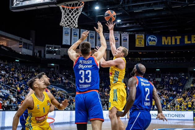 Basketball Berlin 11 11 2021 Season 2021 2022 EuroLeague Regular Season Alba Berlin Anadolu Efes Istanbul Luke Sikma Alba Berlin, No 43 Filip Petrusev Efes, No 33 Chris Singleton Efes, No 02