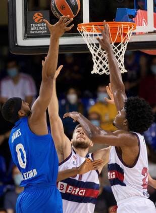 Barcelona s Brandon Davies (L) in action against Baskonia s Steven Enoch (R) and Rokas Giedraitis (C) during the Euroleague basketball match between FC Barcelona, Barca and Saski Baskonia held at Palau Blaugrana in Barcelona, Spain, 11 November 2021. FC Barcelona vs Saski Baskonia !ACHTUNG: NUR REDAKTIONELLE NUTZUNG!  Copyright: xEnricxFontcubertax GRAF1164 20211111-2986a0784e61540607d148dac111e037a0eb9e71