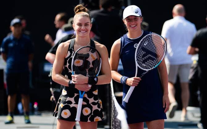 Mandatory Credit: Photo by Rob Prange Shutterstock (12596804an) Maria Sakkari of Greece & Iga Swiatek of Poland before the first round-robin match at the 2021 Akron WTA, Tennis Damen Finals Guadalajara WTA tennis tournament Akron WTA Finals, Day 2, Tennis, Panamerican Tennis Center Guadalajara, Mexico - 11 Nov 2021 Akron WTA Finals, Day 2, Tennis, Panamerican Tennis Center Guadalajara, Mexico - 11 Nov 2021  Copyright: xRobxPrange Shutterstockx 12596804an