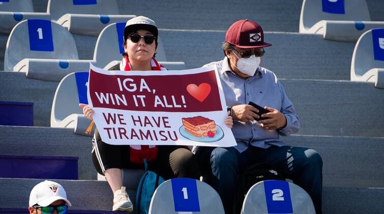 Mandatory Credit: Photo by Rob Prange Shutterstock (12596804ao) Iga Swiatek Fans in action during the first round-robin match at the 2021 Akron WTA, Tennis Damen Finals Guadalajara WTA tennis tournament Akron WTA Finals, Day 2, Tennis, Panamerican Tennis Center Guadalajara, Mexico - 11 Nov 2021 Akron WTA Finals, Day 2, Tennis, Panamerican Tennis Center Guadalajara, Mexico - 11 Nov 2021  Copyright: xRobxPrange Shutterstockx 12596804ao