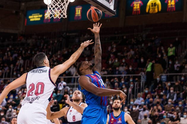 November 11, 2021, Barcelona, Barcelona, Spain: Nigel Hayes-Davis of FC Barcelona, Barca in action against Simone Fontecchio of Bitci Baskonia during the Turkish Airlines EuroLeague match between FC Barcelona and Bitci Baskonia at Palau Blaugrana on November 11, 2021 in Barcelona, Spain. Barcelona Spain - ZUMAa181 20211111_zaa_a181_031 Copyright: xJavierxBorregox