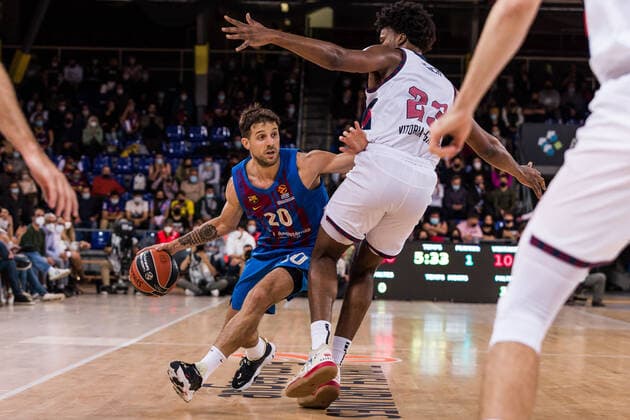 November 11, 2021, Barcelona, Barcelona, Spain: Nico Laprovittola of FC Barcelona, Barca in action against Steven Enoch of Bitci Baskonia during the Turkish Airlines EuroLeague match between FC Barcelona and Bitci Baskonia at Palau Blaugrana on November 11, 2021 in Barcelona, Spain. Barcelona Spain - ZUMAa181 20211111_zaa_a181_042 Copyright: xJavierxBorregox