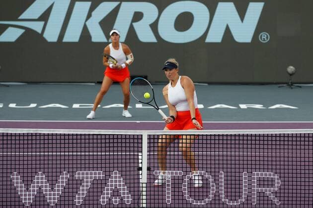 Tennis players Alexa Guarachi (R) from Chile and Desirae Krawczyk (L) from the United States in action, during a tournament doubles match AKRON WTA, Tennis Damen Finals, in Guadalajara, Mexico, 11 November 2021. AKRON WTA Finals in Guadalajara !ACHTUNG: NUR REDAKTIONELLE NUTZUNG!  Copyright: xFranciscoxGuascox AME6532 20211112-82d77dbdd062561f2ddaf04053a03c24a706b376
