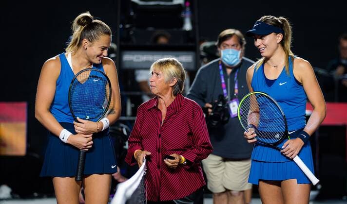 Mandatory Credit: Photo by Rob Prange Shutterstock (12596804do) Aryna Sabalenka of Belarus & Paula Badosa of Spain pose with Rosie Casals before the first round robin match at the 2021 Akron WTA, Tennis Damen Finals Guadalajara WTA tennis tournament Akron WTA Finals, Day 2, Tennis, Panamerican Tennis Center Guadalajara, Mexico - 11 Nov 2021 Akron WTA Finals, Day 2, Tennis, Panamerican Tennis Center Guadalajara, Mexico - 11 Nov 2021  Copyright: xRobxPrange Shutterstockx 12596804do