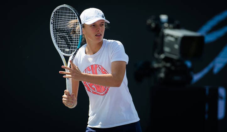 November 11, 2021, GUADALAJARA, MEXICO: Iga Swiatek of Poland before her first round-robin match at the 2021 Akron WTA, Tennis Damen Finals Guadalajara WTA tennis tournament against Maria Sakkari of Greece GUADALAJARA MEXICO - ZUMAa181 20211111_zaa_a181_087 Copyright: xRobxPrangex