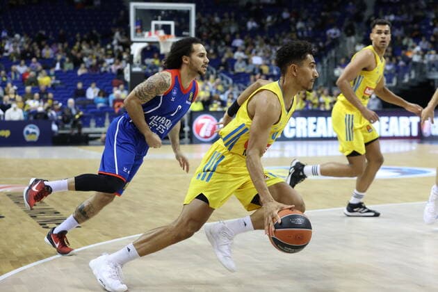 DEU, EUROLEAGUE , ALBA vs ANADOLU EFES ISTANBUL, 11 11 2021, Mercedes Benz Arena, Berlin, DEU, EUROLEAGUE , ALBA vs ANADOLU EFES ISTANBUL, in picture Maodo Lo ALBA Berlin 0 , Oscar da Silva ALBA Berlin 1 , Shane Larkin Anadolu Efes Istanbul 0 nordphotoxGmbHx xEngler nph00076