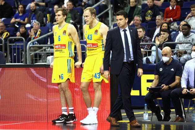 DEU, EUROLEAGUE , ALBA vs ANADOLU EFES ISTANBUL, 11 11 2021, Mercedes Benz Arena, Berlin, DEU, EUROLEAGUE , ALBA vs ANADOLU EFES ISTANBUL, in picture head coach Israel Gonz‡lez ALBA Berlin , Malte Delow ALBA Berlin 6 , Luke Sikma ALBA Berlin 43 nordphotoxGmbHx xEngler nph00076