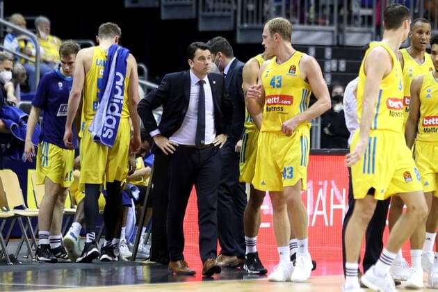DEU, EUROLEAGUE , ALBA vs ANADOLU EFES ISTANBUL, 11 11 2021, Mercedes Benz Arena, Berlin, DEU, EUROLEAGUE , ALBA vs ANADOLU EFES ISTANBUL, in picture head coach Israel Gonz‡lez ALBA Berlin , Luke Sikma ALBA Berlin 43 nordphotoxGmbHx xEngler nph00076