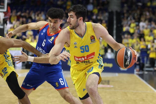 DEU, EUROLEAGUE , ALBA vs ANADOLU EFES ISTANBUL, 11 11 2021, Mercedes Benz Arena, Berlin, DEU, EUROLEAGUE , ALBA vs ANADOLU EFES ISTANBUL, in picture Yovel Zoosman ALBA Berlin 50 , Elijah Bryant Anadolu Efes Istanbul 6 nordphotoxGmbHx xEngler nph00076