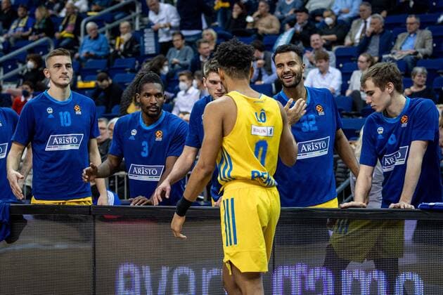 Basketball Berlin 11 11 2021 Season 2021 2022 EuroLeague Regular Season Alba Berlin Anadolu Efes Istanbul Johannes Thiemann Alba Berlin, No 32 Maodo Lo Alba Berlin, No 00 and others