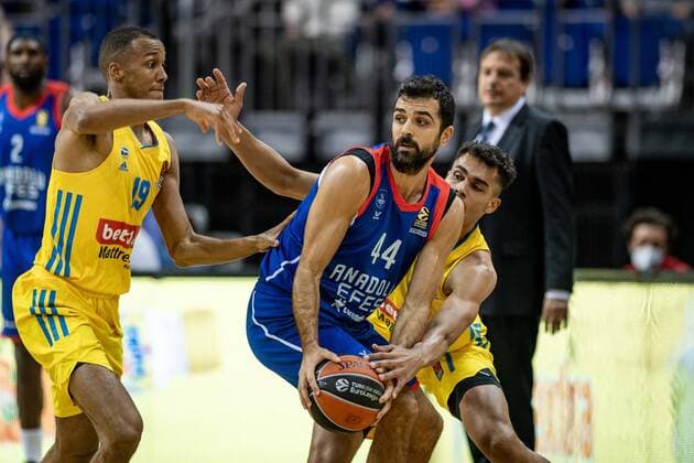 Basketball Berlin 11 11 2021 Season 2021 2022 EuroLeague Regular Season Alba Berlin Anadolu Efes Istanbul Krunoslav Simon Efes, No 44 Oscar Da Silva Alba Berlin, No 01 Louis Olinde Alba Berlin, No 19 li