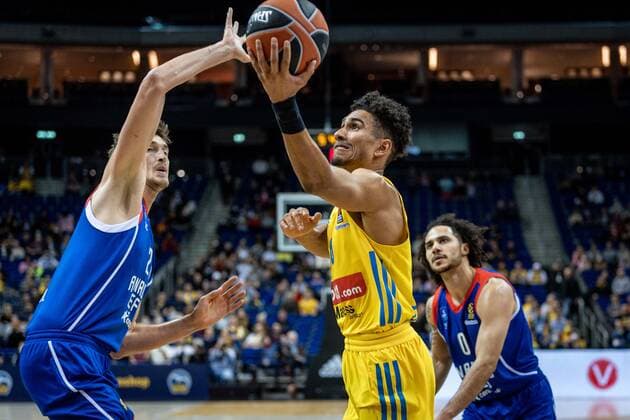 Basketball Berlin 11 11 2021 Season 2021 2022 EuroLeague Regular Season Alba Berlin Anadolu Efes Istanbul Maodo Lo Alba Berlin, No 00 Tibor Pleiß Efes, No 21 Pleiss