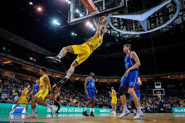 Basketball Berlin 11 11 2021 Season 2021 2022 EuroLeague Regular Season Alba Berlin Anadolu Efes Istanbul Oscar Da Silva Alba Berlin, No 01 Tibor Pleiß Efes, No 21 Pleiss