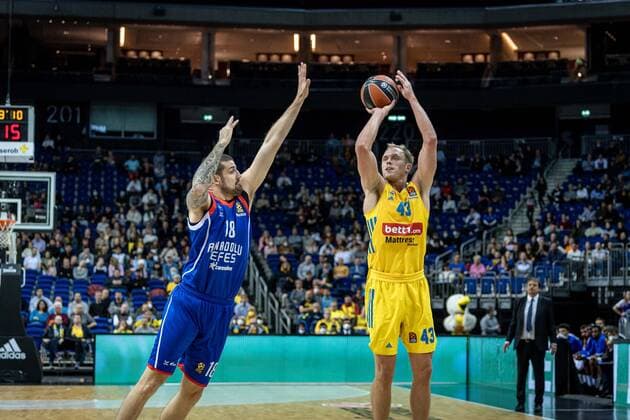 Basketball Berlin 11 11 2021 Season 2021 2022 EuroLeague Regular Season Alba Berlin Anadolu Efes Istanbul Luke Sikma Alba Berlin, No 43 Adrien Moerman Efes, No 18